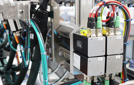 Automatische Einstellung des Leimauftragsmoduls in der Kartonklebung: Hier muss ein exakter Auftrag des Leims an der richtigen Stelle gewährleistet sein.